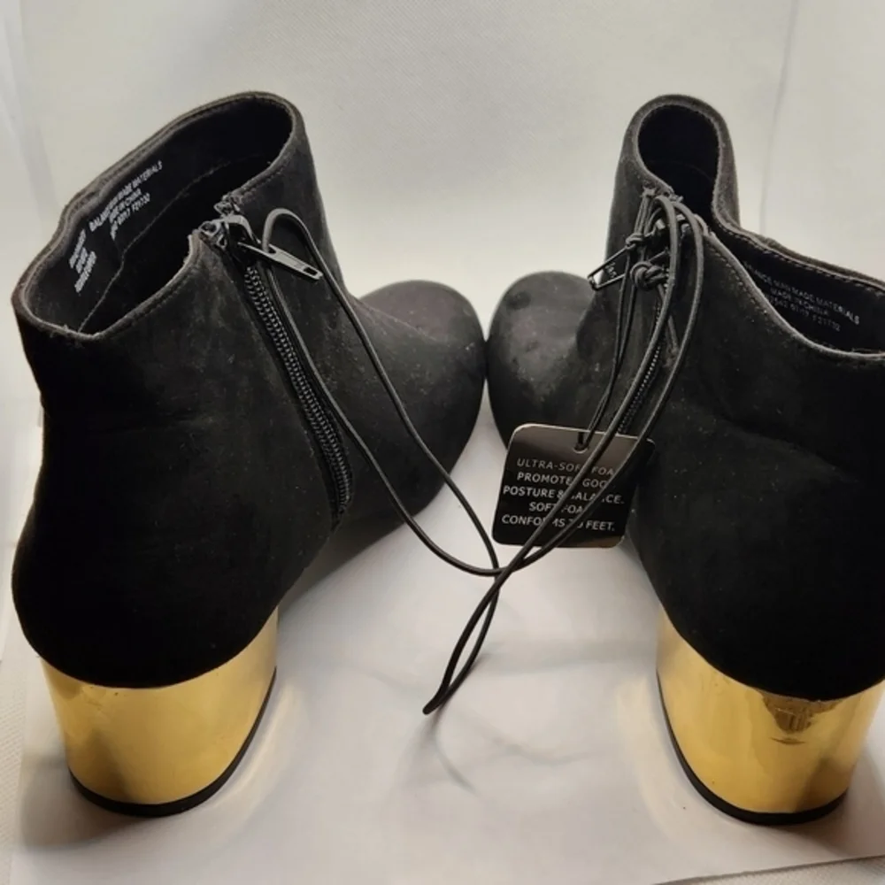 Arizona Jeans Paisley Women’s‎ Black Faux Suede W/Gold Heel Memory Foam heel